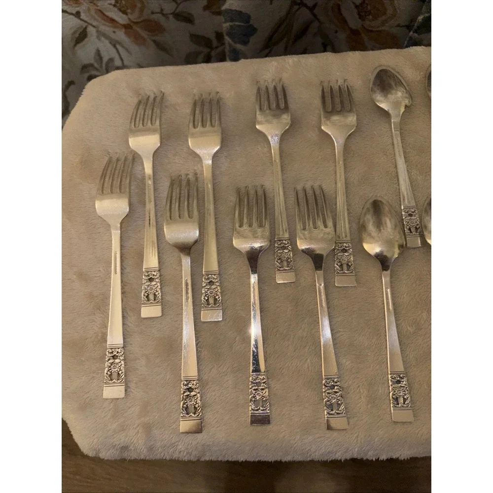 20 Pcs Vintage Community Silverplate Flatware Oneida Coronation Pattern